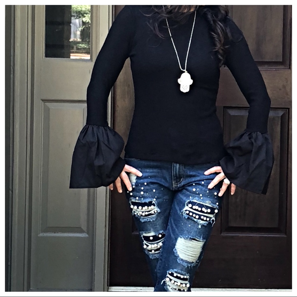 ✨RESTOCKED✨Black bell sleeves top - Picture 3 of 8
